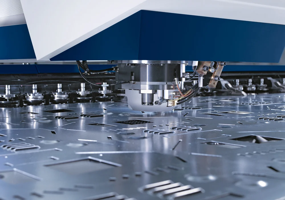 Cabezal de una punzonadora TruPunch trabajando una lámina con perforaciones y aberturas